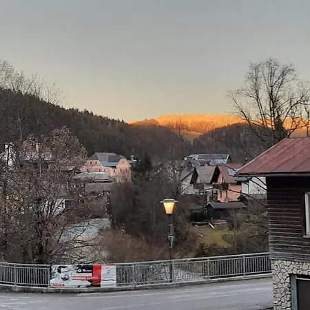 Tina A Petr , Lunz Am לונץ אם סי