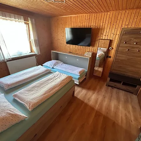 Tina A Petr , Lunz Am לונץ אם סי