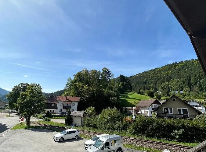 Tina A Petr , Lunz Am Apartamento *